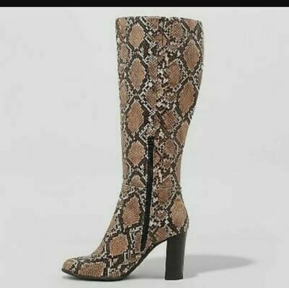 Brand new size 9 boots - Picture 2 of 3